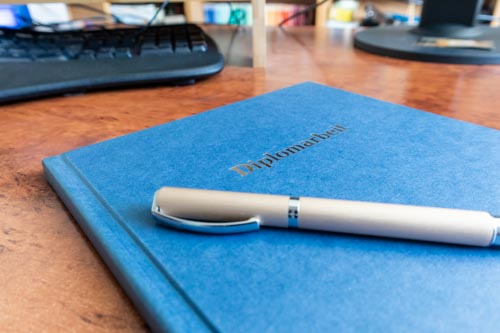 Diplomarbeit mit Füller auf Schreibtisch