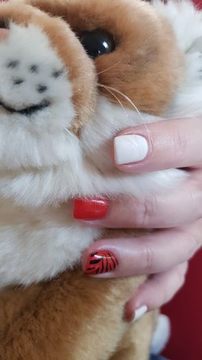 Farbige Fingernägel passend zum Jahr des Tigers