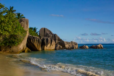 Strand mit riesigen Felsen