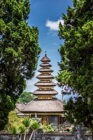 Ansicht eines Tempels durch Bäume hindurch