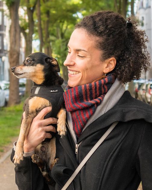 Frau mit Hund auf dem Arm