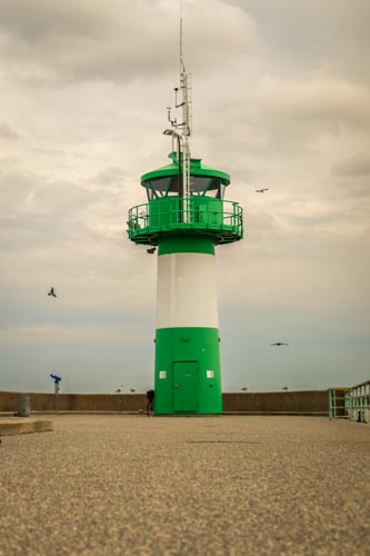 grüner Leuchtturm Bild-füllend aus Bodenperspektive fotografiert