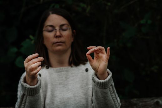 Michaela Kerscher zeigt den offenen Ring beim kinesiologischen Muskeltest zur Lösung von Blockaden