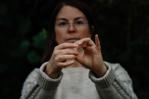 Michaela Kerscher zeigt den geschlossenen Ring beim kinesiologischen Muskeltest zur Lösung von Blockaden