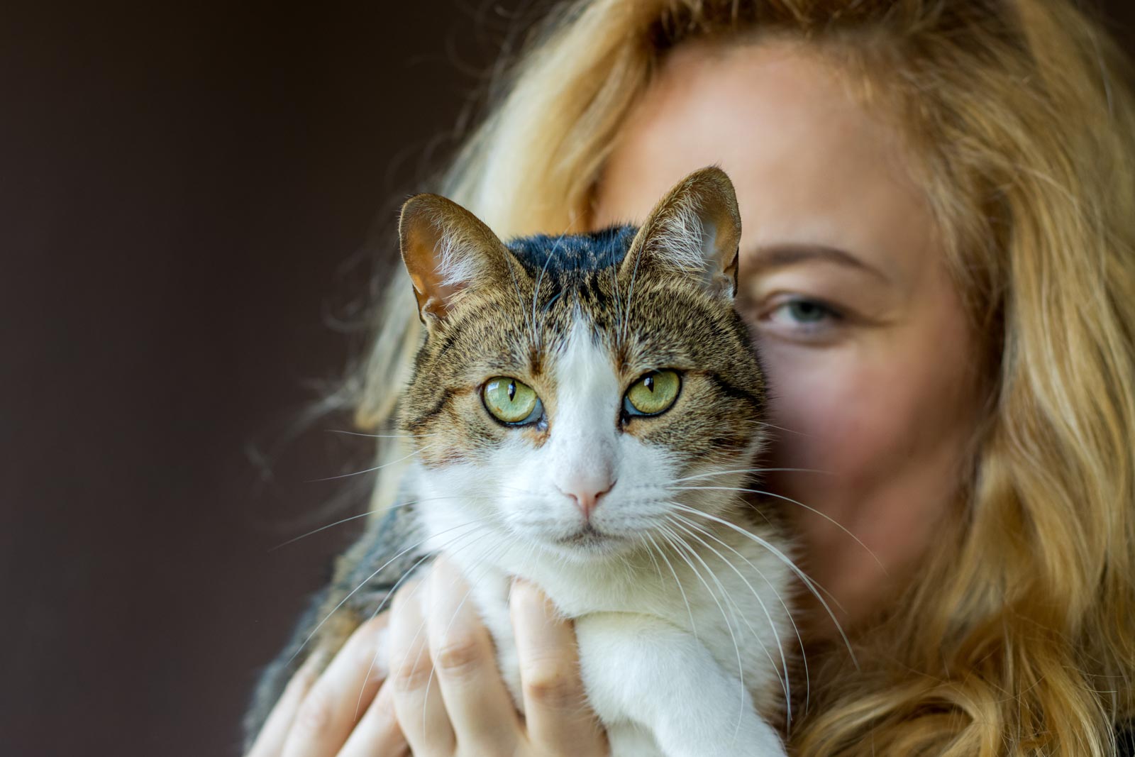 Frau mit Katze