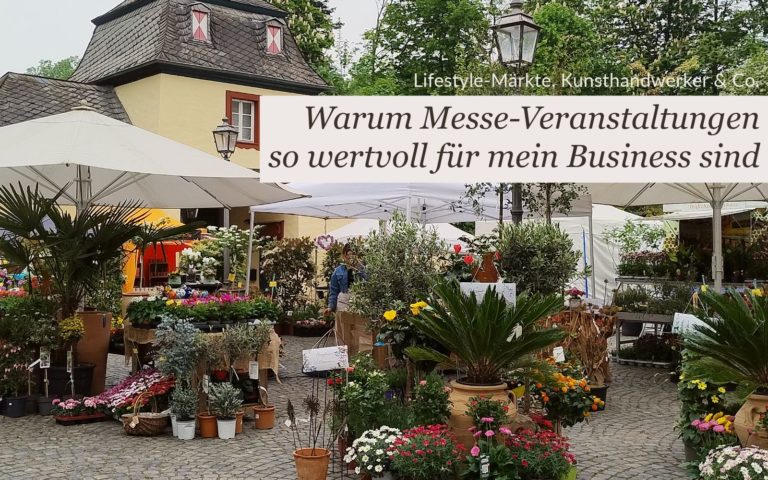 großer Blumenstand auf gepflastertem Platz vor historischem Tor. Text = "Lifestyle-Märkte, Kunsthandwerker & Co. | Warum Messe-Veranstaltungen so wertvoll für mein Business sind"