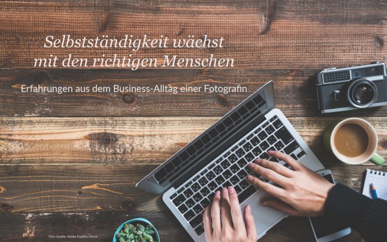 Aufsicht auf einen dunklen Holz-Tisch, auf dem ein Laptop, ein Kaffee-Becher und eine Fotokamera stehen. Frauenhände tippen auf der Tastatur. Der Text lautet: "Selbstständigkeit wächst mit den richtigen Menschen - Erfahrungen aus dem Business-Alltag einer Fotografin"