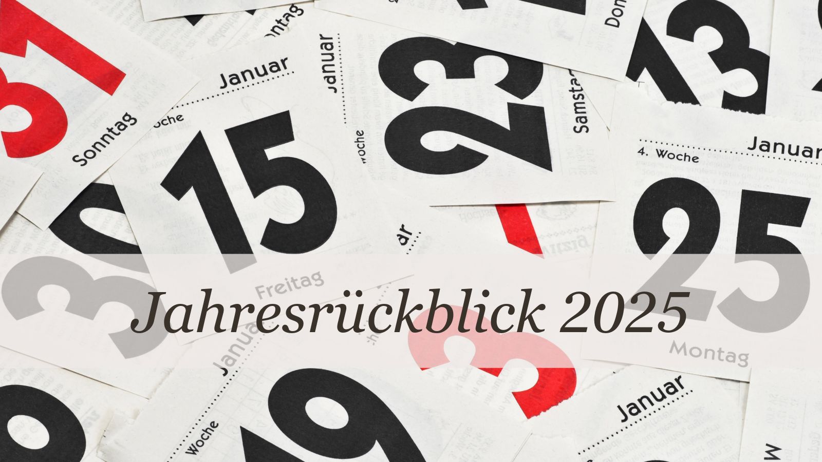 Haufen Kalenderblätter mit dem überlagerten Text "Jahresrückblick 2025"