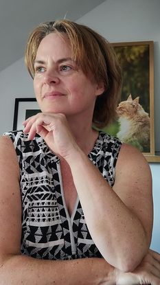 Selbstportrait Rebecca zur Seite schauend mit auf Hand gestütztem Kinn