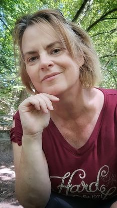 Selbstportrait Rebecca vor Baum mit Hand an Kinn