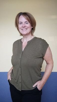 Selbstportrait Rebecca stehend vor gelb-blauem Hintergrund