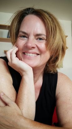 Selbstportrait Rebecca lächelnd mit auf Hand gestüztem Kopf