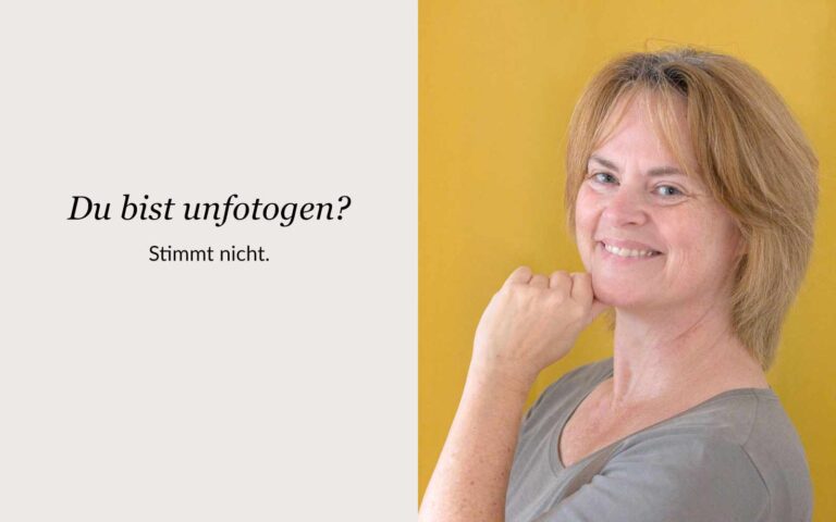 Portrait Rebecca vor gelbem Hintergrund. Text = "Du bist unfotogen? Stimmt nicht."